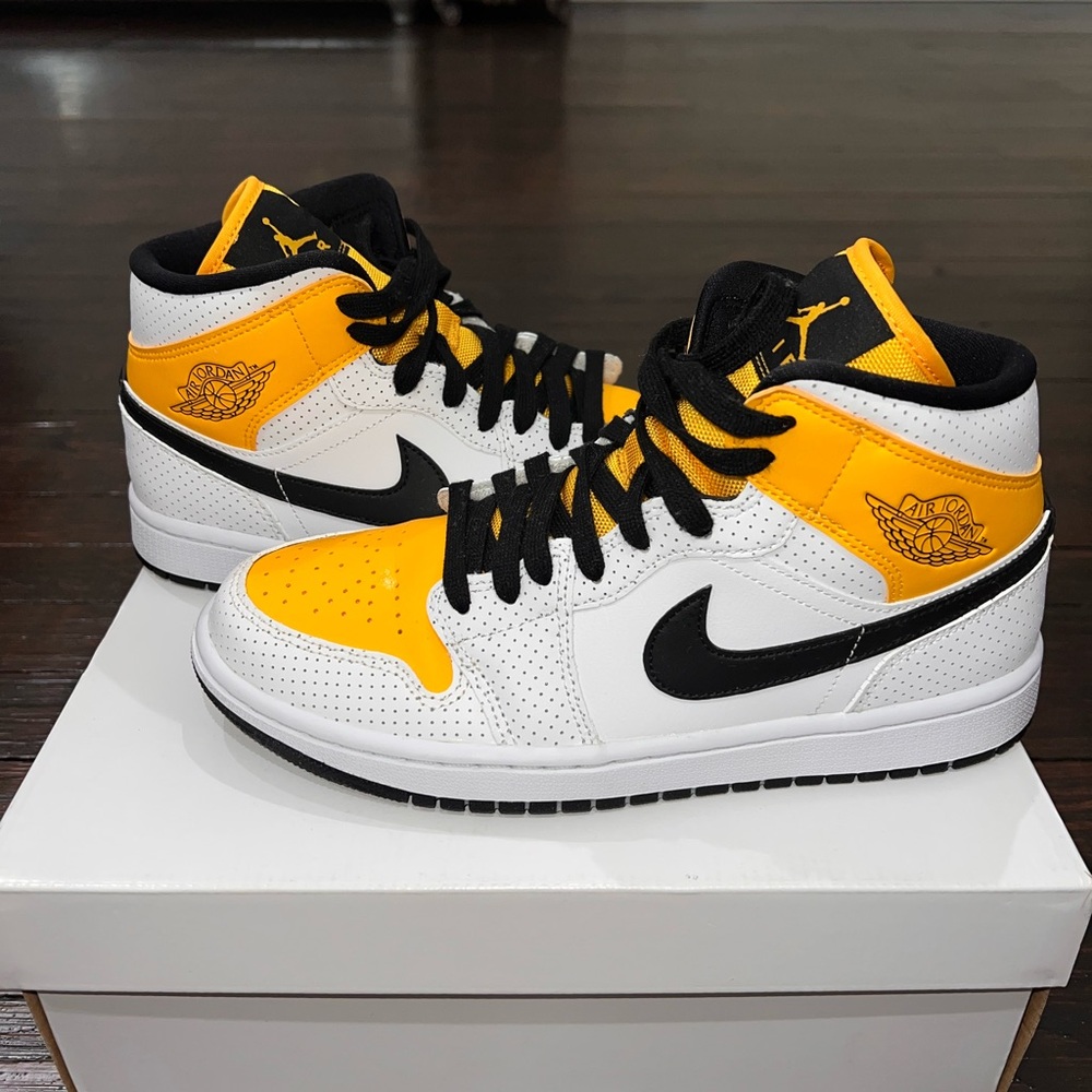 Nike WMNs Black and Yellow Sneakers